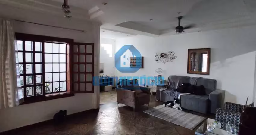 LINDA CASA DE ESQUINA COM DECORAÇÃO RUSTICA E AREA GOURMET COM CHURRASQUEIRA ,