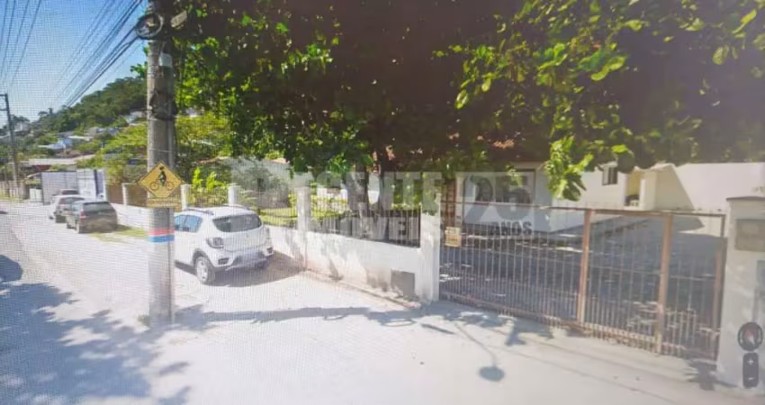 Terreno à venda no bairro Costeira do Pirajubaé em Florianópolis
