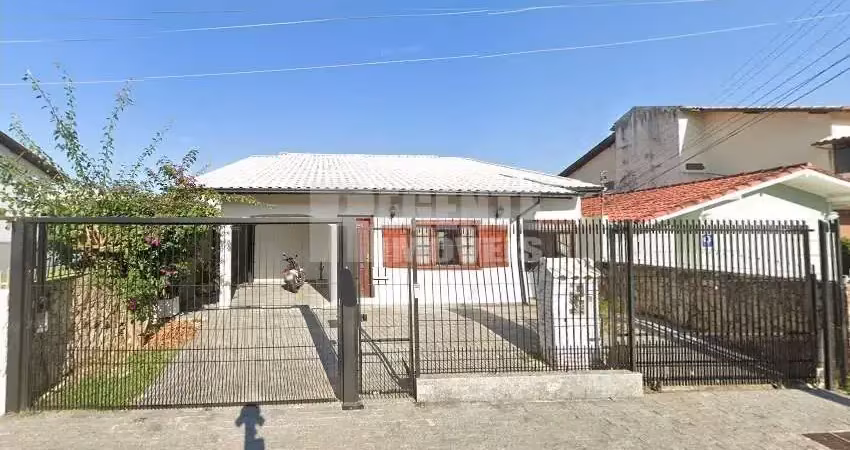 Casa térrea reformada à venda no bairro santa monica em florianópolis