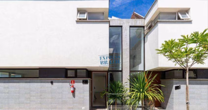 Casa em condomínio fechado com 427m² privativos, jardim com piscina e 4 suítes - Agende sua visita!!