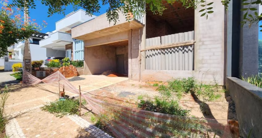 Casa em construção à venda no estado, com uma planta moderna e bem aproveitada boa localização dentro do Condomínio  Características: 171 m² de construção + 12m² de piscina = 183 m² 250 m² de terreno