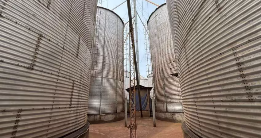 Excelente fazenda a venda na região de itaberá no estado de são paulo ??  ?   localizada em uma das melhores regiões do estado na produção de grãos   área total de 690 alqueires  70% em lavoura de grã
