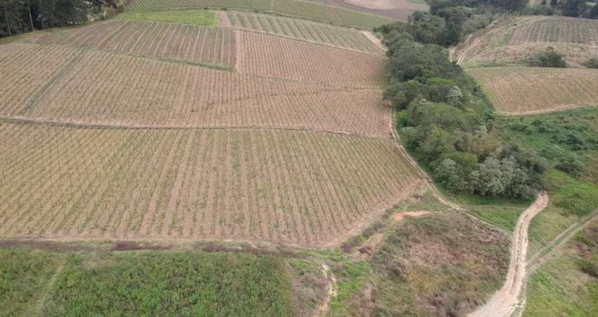 SÍTIO A VENDA EM SÃO MIGUEL ARCANJO-SP ??   Área Total 9,77 Alqueires   Aproveitamento 8 Alqueires   Topografia Leve Ondulada   100% Tratoravel   Solo Misto   Boa em Água, Açude e Nascente  Benfeitori