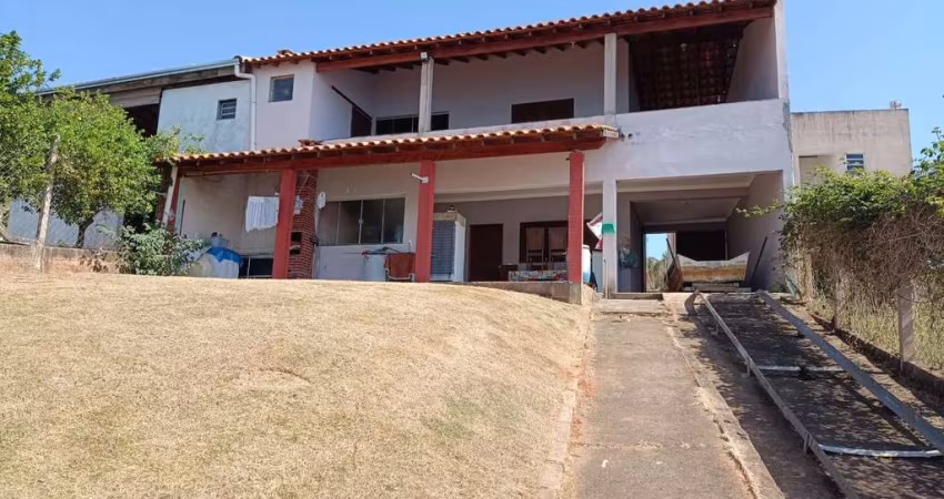 Chácara à venda em Alterosa-MG, bairro Zona Rural: 3 quartos, 2 salas, 2 banheiros, 2 vagas de garagem, 200m² de área.