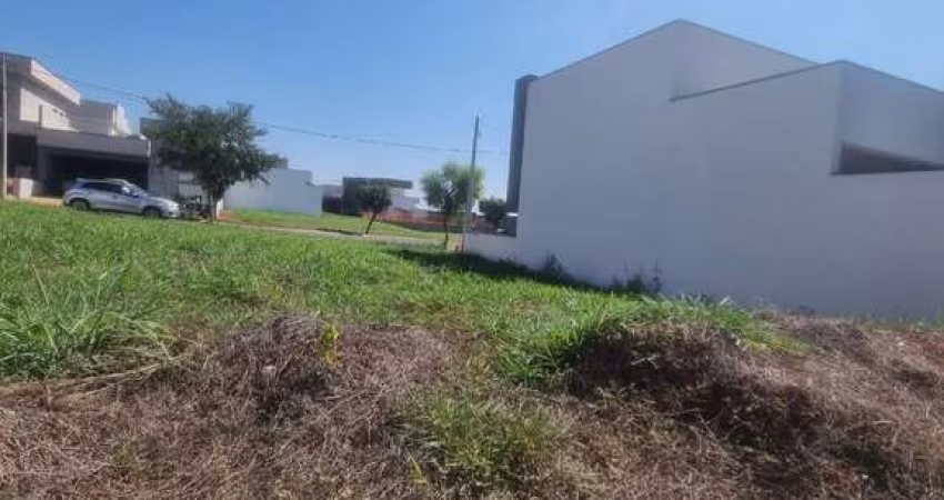 Lote de 250 metros próximo a área de Lazer ( Sol da Manhã). Condomínio conta com estrutura completa único na cidade com Piscina. Academia Climatizada.