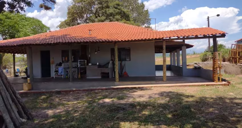 Chácara à venda em Barra Bonita-SP, Zona Rural: 2 quartos, 2 salas, 1 banheiro, 3 vagas de garagem, 90,00 m². Venha conferir!
