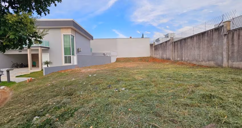 Terreno Plano 434,61m2 Terreno com excelente topografia - Ótima localização do terreno dentro do condomínio, rua tranquila  - Terreno de metragem maio
