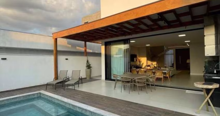 Casa Térrea 339m2 4 suites, Sala, Cozinha, Banheiro, 2 Vagas Cobertas 2 Descobertas, Quintal, 394 metros de terreno, Energia Fotovoltaica, Piscina Aqu