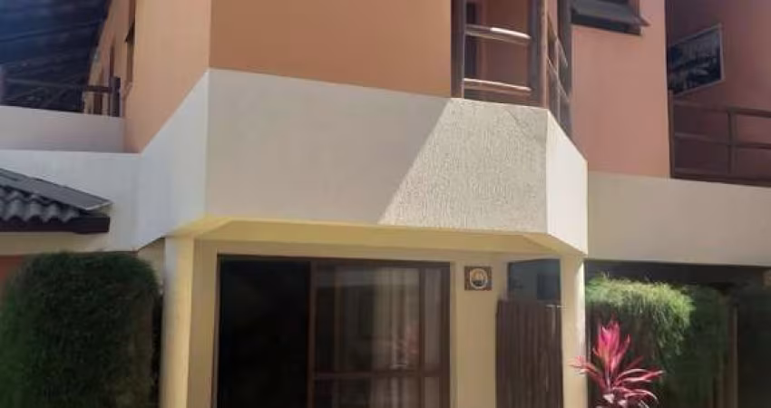 Casa duplex, c/ 127,56 m2 de área escriturada e 138,12 m2 de area construida, com a inclusão do mezanino, e 5 varandas;  - 2 amplas suites, sendo: a de casal, com armário  embutido, climatizada, c/ ca