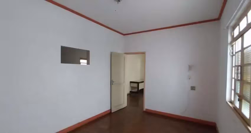 Casa térrea 126m2 3 dorms, sala ampla, cozinha, banheiro, região central de jacareí próximo a supermercados, shopping, escolas. farmácias e muito mais