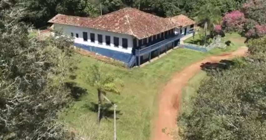 Fazenda Histórica 58,5 Alqueires ou 142 Hectares - Casarão de 1.890  - Confinamento para 200 cabeças de gado - Barracão de 400m² - Casa de caseiro - P
