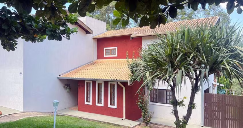 Casa Duplex 205m2 3 Dorms sendo 2 Suítes uma com Closet e 1 Dorm no Térreo, 1 Sala de Estar com vista para Mata e acesso a Varanda Gourmet - 1 Sala de