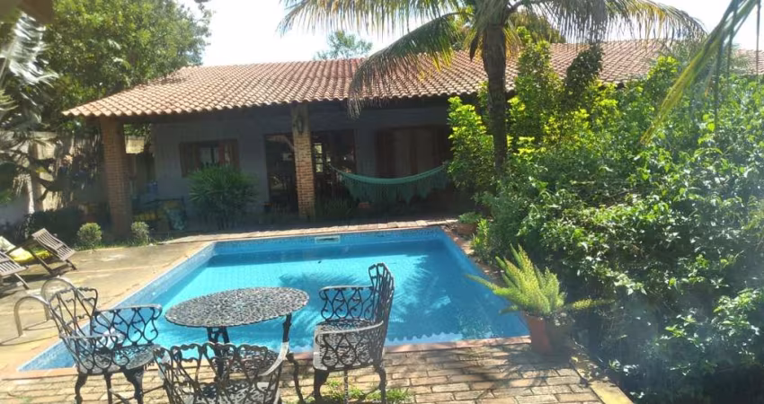 Chácara 1040m2, Área Construída 500m2 Casa 3 Dorms 1 Suíte, Sala 47m2, Cozinha, Sala Jantar, Escritório, Piscina, Área Gourmet c/Churrasqueira, Pomar.