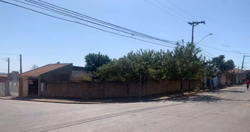 Terreno de esquina, medindo 307 m², localizado no bairro Jardim Santa Rita de Cássia, na rua principal Benedito Nunes esquina com Luiz França Costa. Terreno limpo, pronto para construir. É possível fa
