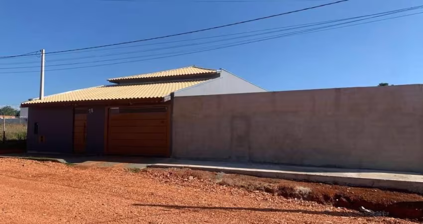 Casa Térrea 220m2 2 Dorms, cozinha americana;  ?? banheiro;  ?? garagem coberta e quintal avarandado com área gourmet, Câmeras de Segurança; Cerca de