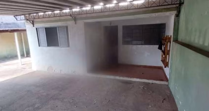 Três casas no mesmo quintal  Terreno de 350m² Casa l  3 dormitórios  Sala  Cozinha   Banheiro social  Casa ll Cozinha  1 dormitório Banheiro social  C
