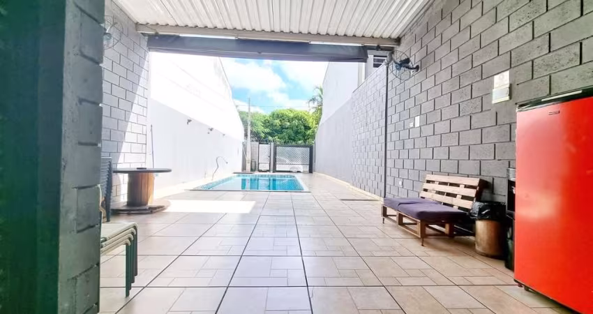 Área de lazer 1 Dormitório com Mezanino ??2 Banheiros  ??Piscina  ??Churrasqueira  ?Terreno 150m²/ Construção 86m² ??Excelente localização próximo ao