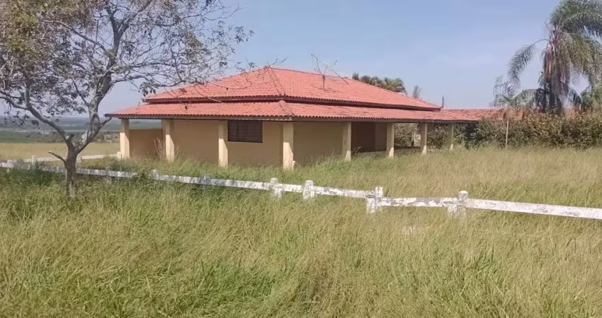 Excelente fazenda a venda em botucatu-sp ??   área total 102 alqueires  80% de aproveitamento  toda em pasto   topografia plana a levemente ondulada  terra mista  boa de água, açudes e ribeirão no fun