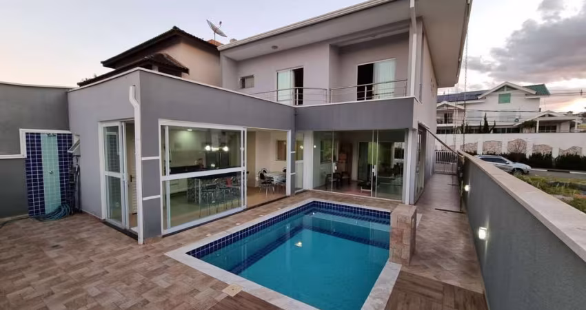 Casa Duplex 216m2 3 Suítes, 3 banheiros, 2 vagas de garagem, Sala Ampla para 2 Ambientes, 2 Lavabos  Cozinha com Armários  Dispensa com Armários