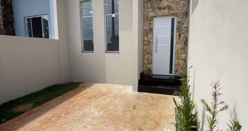 Casa Térrea 70m2 2 Dorms 1 Suíte, Sala, Cozinha Americana c/Balcão de Granito, Banheiros c/Nicho, Quintal, Vaga Descoberta, Frente c/Pedra, Lote 125m2