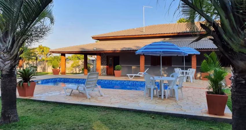 Chácara de luxo em condomínio na Área Rural de Limeira-SP: 3 quartos, 2 salas, 3 banheiros, 3 vagas, 150m². Venha conferir!