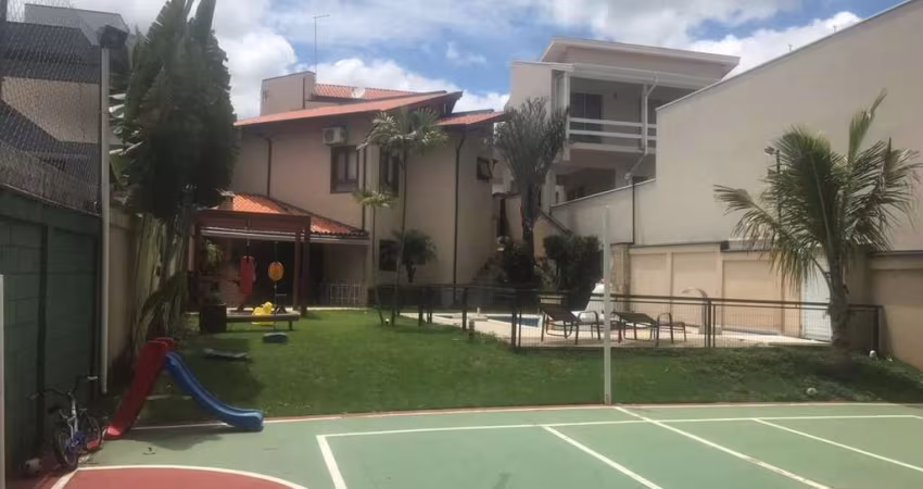Casa Duplex 340m2 3 Suíte,Lareira,Churrasqueira,Piscina,Quadra,Forno de Pizza,Terreno 600m2,Local privilegiado dentro do Condominio