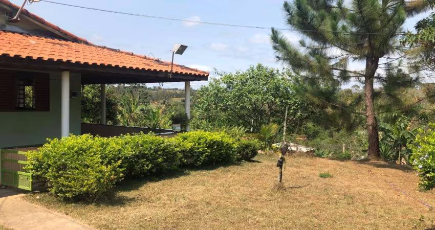 Chácara 20.000m2, Casa Sede com 80m2, 2 Dormitórios, Cozinha Americana, Área Gourmet com Piscina, Casa Caseiro, Pomar, Canil, Galinheiro, Corrego