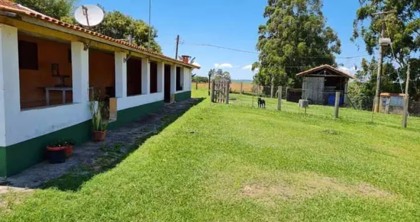 Sítio 10 alqueires, acesso asfaltado, 1 casa sede 500m2, 2 casas caseiro, 3 barracões de granja, 10 mil pés de eucalipto, poços artesianos
