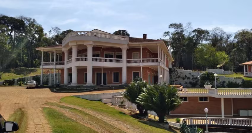 Fazenda 82 Alqueires  Divididos em 2 partes:   - 45 Alqueires  - 37 Alqueires  - Plantio (Grãos, Grama e Cana) - Solo: Terra Vermelha - Topografia: Pl