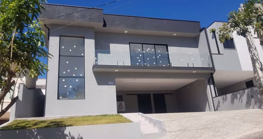 Casa Duplex 223m2 em Condomínio, 3 Dormitórios sendo Uma Suíte, Piscina e Área Gourmet, 4 Banheiros, 4 Vagas de Garagem, Cozinha Americana, Copa