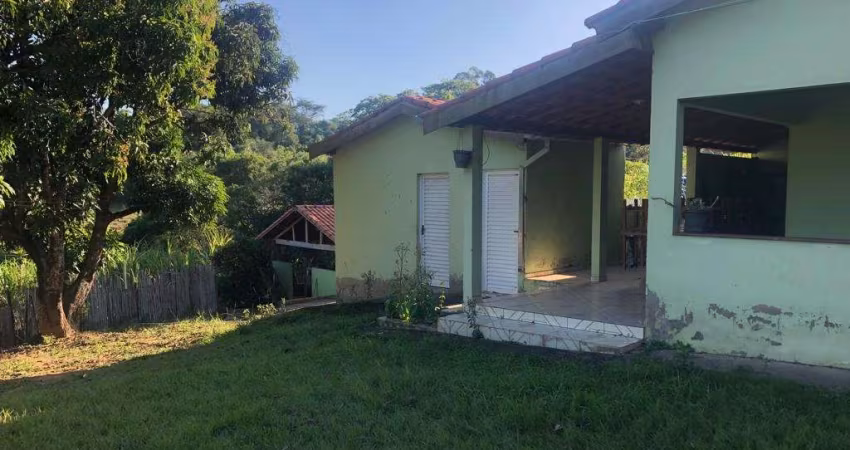 Chácara 19.000m2, Casa Sede, Sala, Cozinha, 2 Dormitórios, 1 Suíte, Área Gourmet, Casa Caseiro, Rico em Água com Tanque e Rio, Ótima Localização