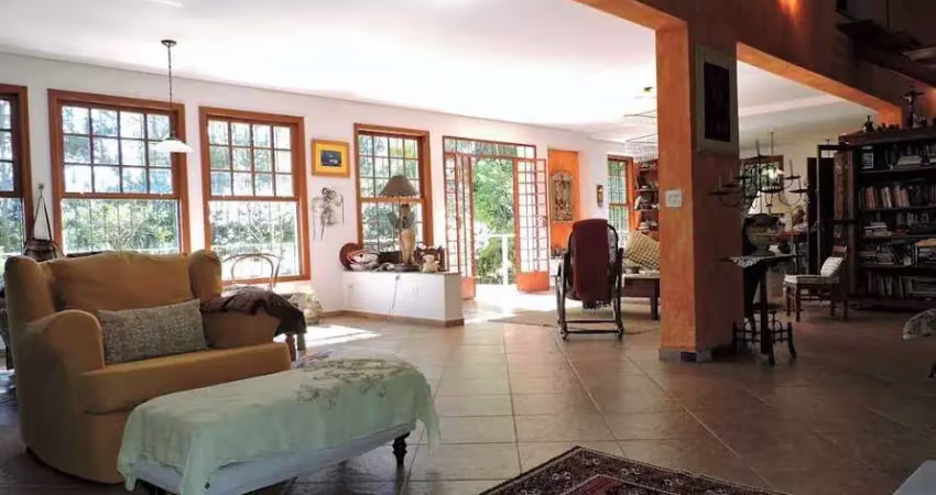 Casa Duplex 415,60m2, 3 Suítes Sendo Uma Master, Lareira, Lazer Completo, Escritório, Moveis Planejados, 4 Vagas, Ótima Localização