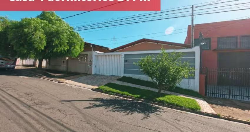 Casa Sobrado 211m2, 4 Dormitórios, 1 Suíte, 4 Vagas de Garagem, Moveis Planejados, Despensa, Churrasqueira, Ótima Localização, Quintal Amplo