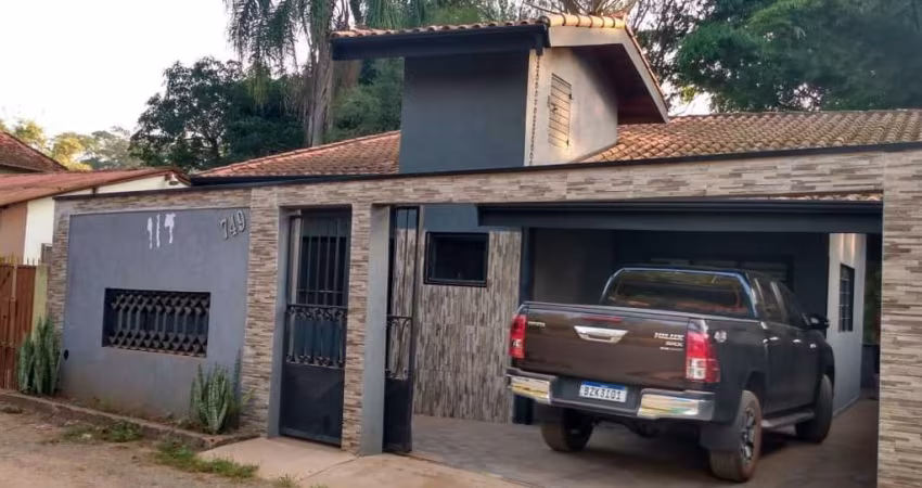 Chácara 300m2, Casa 80m2, 1 Dormitório, 1 Banheiro, 1 Vaga de Garagem, Ótima Localização, Rica em Água com Rio no Fundo, Churrasqueira e Fogão a Lenha
