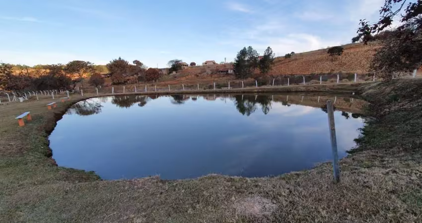 Chácara 33200m2, rica em água com lagos, casa sede com 4 dormitórios, lazer completo, escritório, sauna, 3 baias, pastagem formada