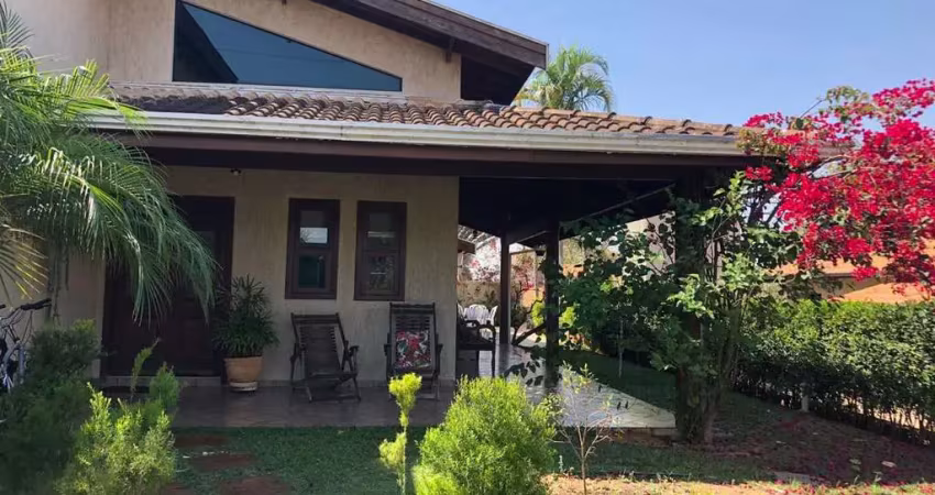 Casa térrea 350m2, 3 dormitórios, 1 suíte master com banheira, 3 vagas, área gourmet, escritório, despensa, sem piscina.