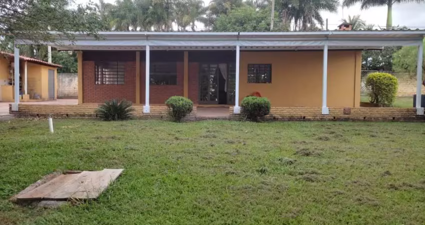 Chácara 2455m2 no condomínio santa mônica, casa sede com 200m2, 2 dormitórios, 2 suítes, área gourmet com churrasqueira, piscina, quintal amplo