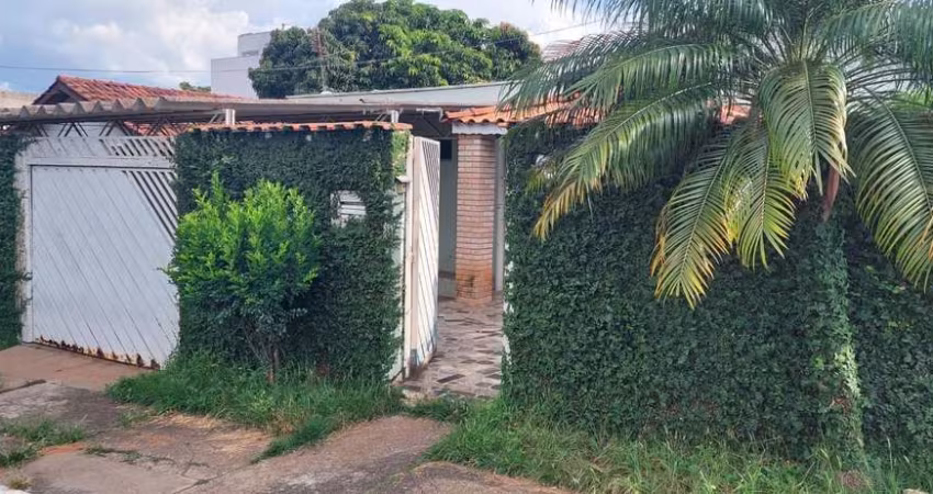 Casa 200m2, 2 Dormitórios, 1 Suíte, Sala, Cozinha, Lavanderia, 1 Vaga de Garagem Coberta, Amplo Quintal, Ótima Localização