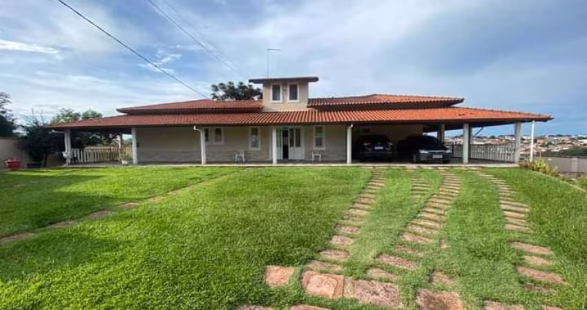 Chácara 3000m2, Casa Sede com 465m2, 6 Dormitórios, 5 Suítes, Moveis Planejados, Área Gourmet com Churrasqueira e Piscina, Pomar, Ótima Localização