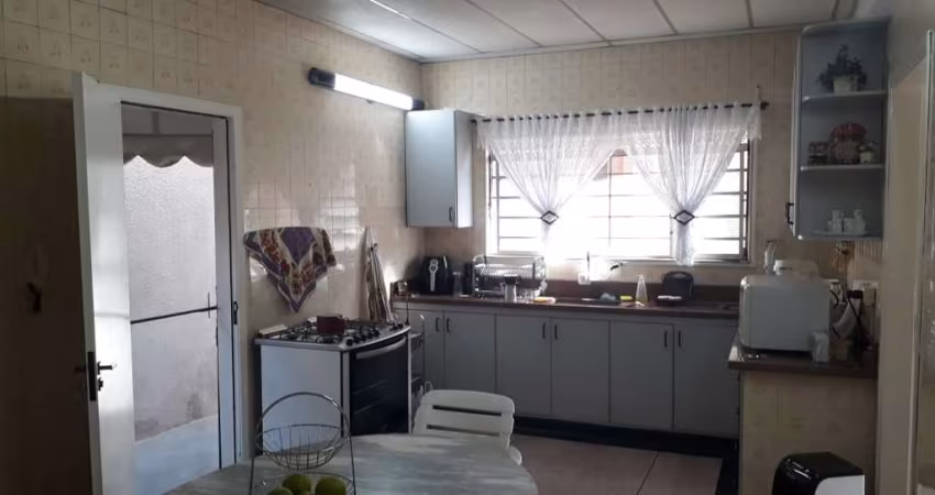 Casa 200m2, 3 Dormitórios, 1 Banheiro, 5 Vagas de Garagem, Moveis Planejados, Edícula com 1 Quarto e 1 Banheiro, Ótima Localização
