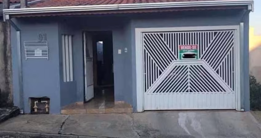 Casa 100m2, 2 Dormitórios, Sala de Estar, Sala de Jantar, Porão, Garagem Coberta Para 1 Veículo, Ótima Localização