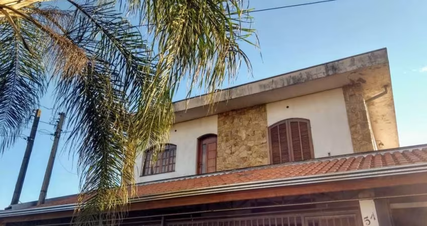 Casa Sobrado 284,50m2, 3 Dormitórios, 1 Suíte, Salão Amplo de 110m2, Despensa, Moveis Planejados na Cozinha, Quintal Amplo, 5 Vagas de Garagem