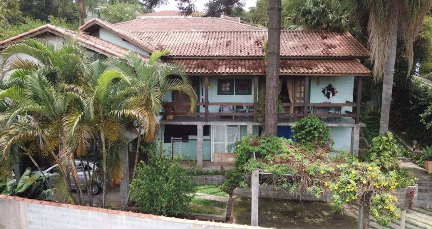 Casa Duplex 300m2, 3 Dormitórios, 5 Salas Sendo Uma Com Lareira, Varanda, Cozinha Planejada, Quintal com Playground, Área Gourmet com Churrasqueira