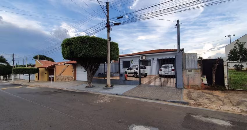 Casa 165m2, 3 Dormitórios, 1 Suíte, Edicula com Área de Lazer, 1 Dormitório e 1 Banheiro, 4 Vagas de Garagem, Quintal Amplo, Moveis Planejados