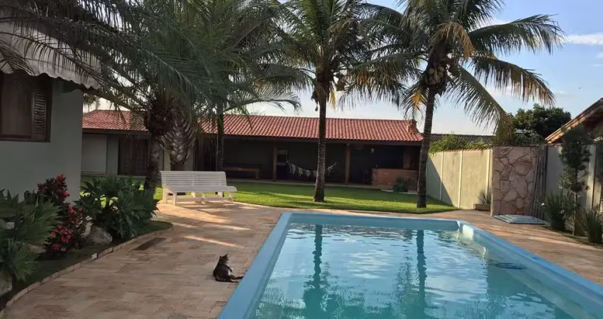Chácara 1000m2, Casa Sede com 380m2, 3 Dormitórios, 1 Suíte, Moveis Planejados, Área Gourmet Com Churrasqueira, Piscina, Edícula, Bar, Quarto Hospede