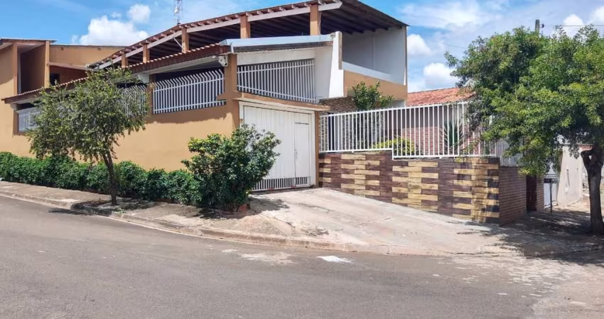 Casa Sobrado 200m2, 4 Dormitórios, 2 Suítes, 3 Vagas de Garagem, Área Gourmet com Churrasqueira, Varanda Ampla, Quintal, Cozinha Americana