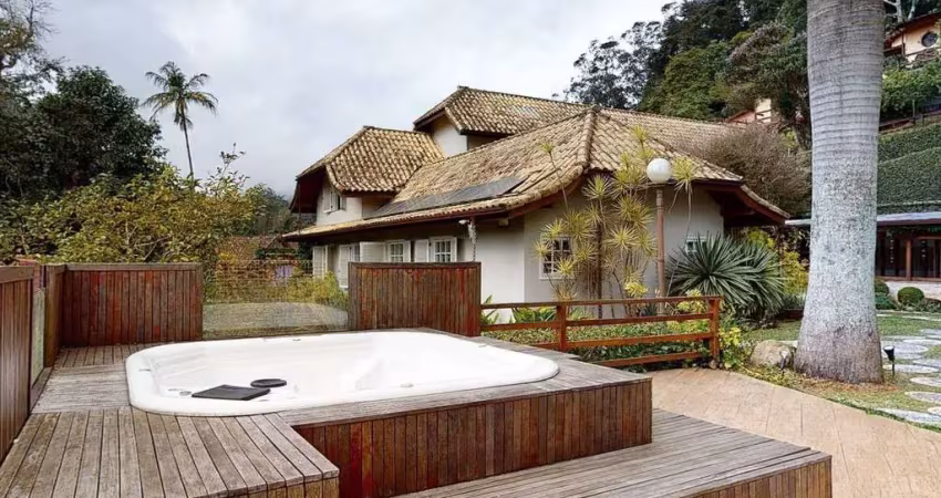 Casa Duplex 300m2, 5 Dormitórios, 3 Suítes Sendo 1 Com Closet, 6 Vagas, Lareira, Área de Lazer Com Bar, Jacuzzi, Churrasqueira, Salão de Jogos, Sauna