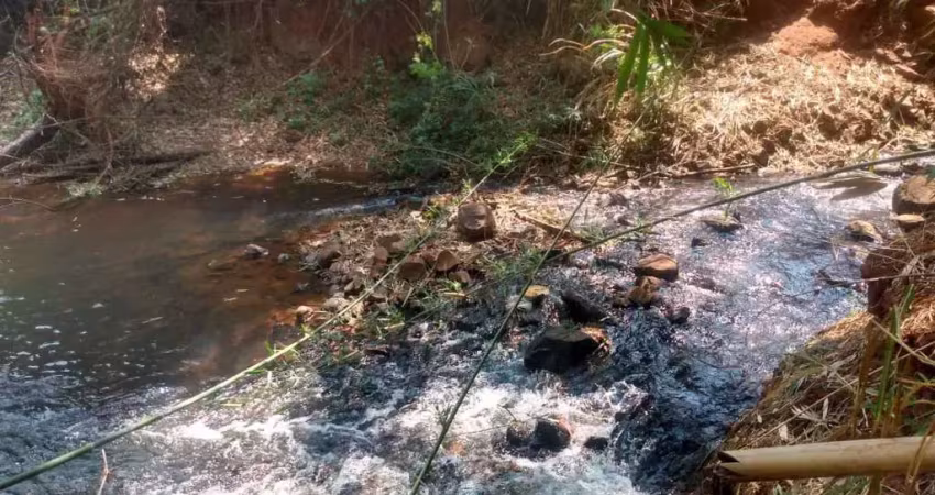 Chácara 22800m2, represa e um córrego na divisa, sem benfeitorias, apenas 500mts do asfalto, ótima localização