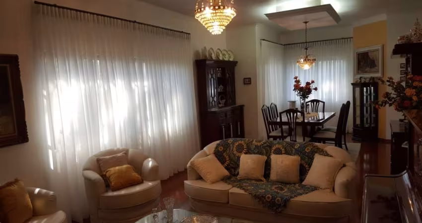 Casa Duplex 450m2, 4 Dormitórios, 4 Suítes, 1 Suíte c/ Closet, 10 Vagas de Garagem, Amplo Quintal, Jardim, Churrasqueira, Terreno de 750m2