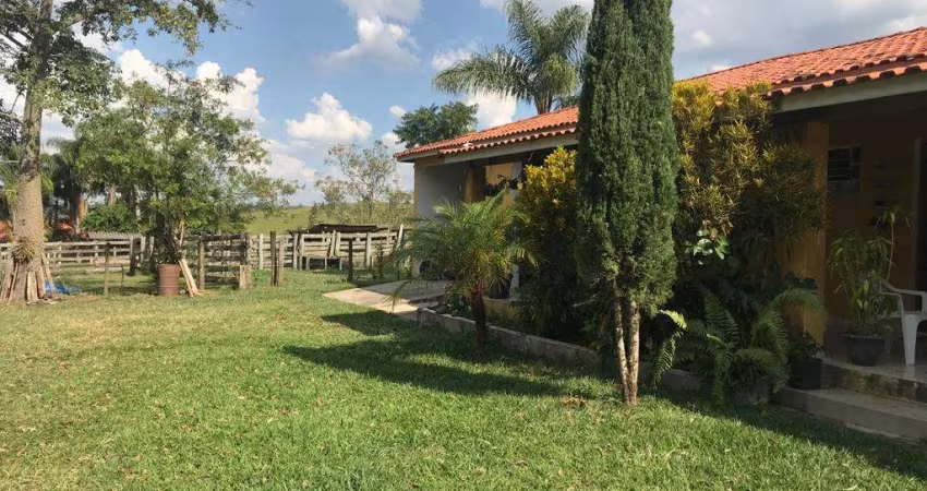 Sítinho cheio de vida !!! Oportunidade... com 6 Alqueires casa sede casa de caseiro, água d de vertentes... Fácil acesso 5 km do asfalto 28/30 km da cidade,  Ótimo para pecuária de gado corte e leite.